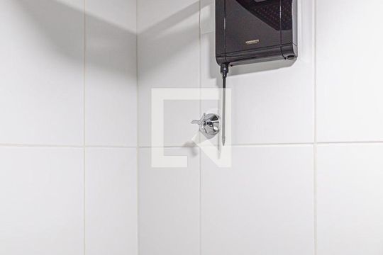 Banheiro de kitnet/studio para alugar com 1 quarto, 25m² em Bela Vista, São Paulo
