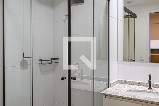 Banheiro de kitnet/studio para alugar com 1 quarto, 25m² em Bela Vista, São Paulo