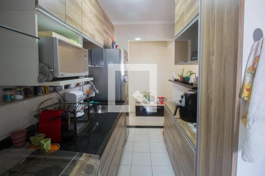 Cozinha de apartamento para alugar com 2 quartos, 54m² em Parque Maria Helena, São Paulo