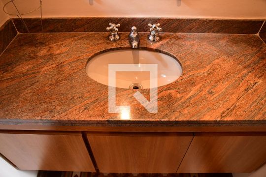 Lavabo de casa de condomínio para alugar com 4 quartos, 800m² em Bosque do Vianna, Cotia