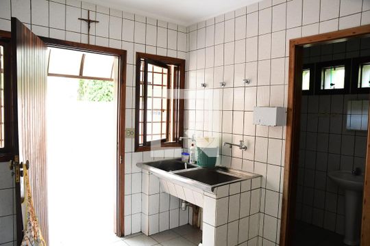 Área de Serviço de casa de condomínio para alugar com 4 quartos, 800m² em Bosque do Vianna, Cotia