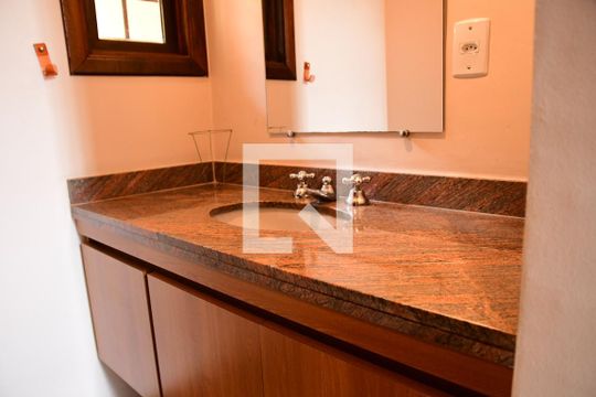 Lavabo de casa de condomínio para alugar com 4 quartos, 800m² em Bosque do Vianna, Cotia