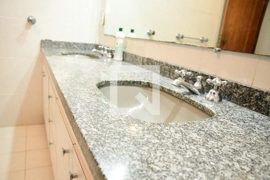 Banheiro da Suíte 2 de casa de condomínio para alugar com 4 quartos, 800m² em Bosque do Vianna, Cotia