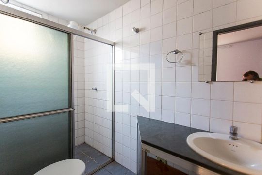 Banheiro da Suite de apartamento para alugar com 1 quarto, 60m² em Nossa Senhora Aparecida, Uberlândia