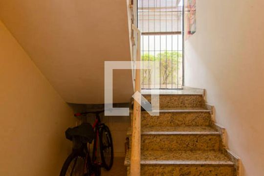 Escada  de casa de condomínio à venda com 3 quartos, 146m² em Vila Salete, São Paulo