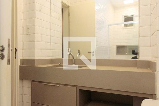 Banheiro de kitnet/studio à venda com 1 quarto, 25m² em Bela Vista, São Paulo