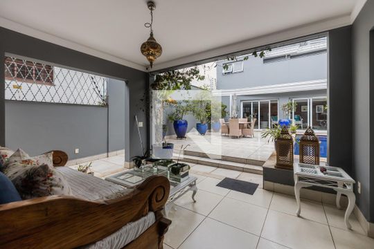 Varanda de casa à venda com 4 quartos, 800m² em Jardim das Bandeiras, São Paulo