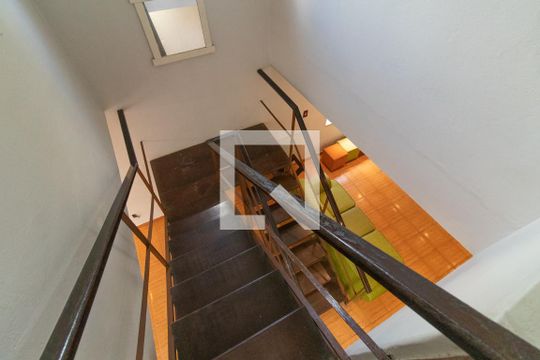 Escada de casa à venda com 4 quartos, 150m² em Aberta dos Morros, Porto Alegre