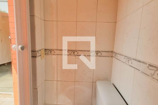 Banheiro de Serviço de casa de condomínio para alugar com 2 quartos, 46m² em Enseada, Guarujá