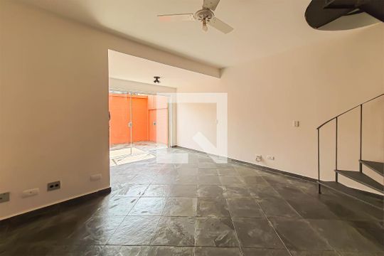 Sala de Estar de casa de condomínio para alugar com 2 quartos, 46m² em Enseada, Guarujá