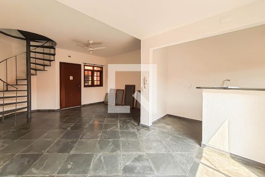 Sala de Estar de casa de condomínio para alugar com 2 quartos, 46m² em Enseada, Guarujá
