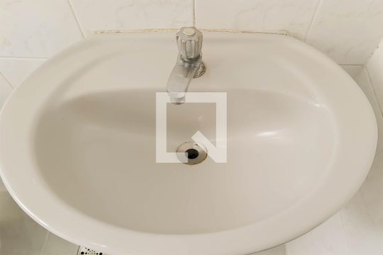 Detalhe do banheiro Social de casa de condomínio para alugar com 2 quartos, 46m² em Enseada, Guarujá