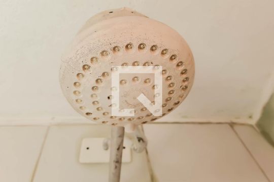 Detalhde do Banheiro de Serviço de casa de condomínio para alugar com 2 quartos, 46m² em Enseada, Guarujá