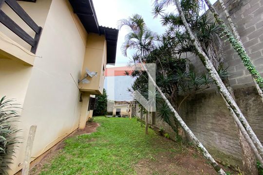 Pátio  de casa para alugar com 4 quartos, 250m² em Ouro Branco, Novo Hamburgo