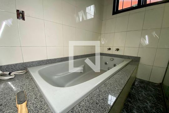 Banheiro da Suíte de casa para alugar com 4 quartos, 250m² em Ouro Branco, Novo Hamburgo