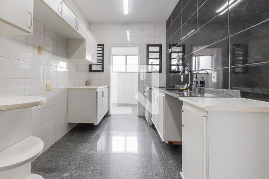 Cozinha de apartamento para alugar com 3 quartos, 114m² em Sumaré, São Paulo