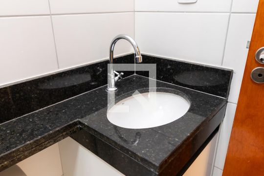 Banheiro 2 de apartamento para alugar com 2 quartos, 48m² em Água Fria, São Paulo