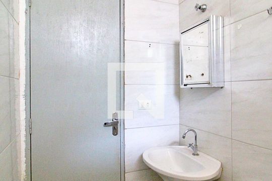 Banheiro de casa para alugar com 1 quarto, 30m² em Utinga, Santo André