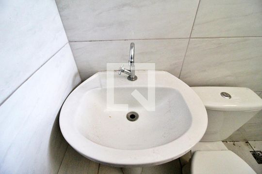 Banheiro de casa para alugar com 1 quarto, 30m² em Utinga, Santo André