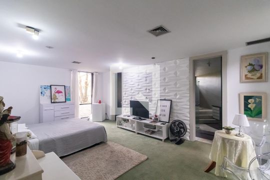 Suíte de casa à venda com 4 quartos, 700m² em Vila Madalena, São Paulo