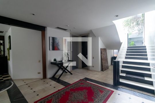 Hall social de casa à venda com 4 quartos, 700m² em Vila Madalena, São Paulo