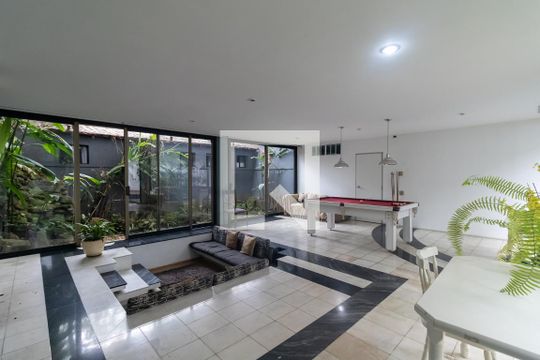 Casa à venda com 4 quartos, 700m² em Vila Madalena, São Paulo