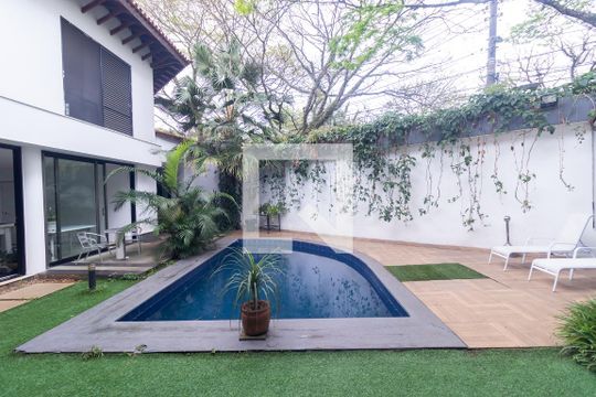 Vista para a Piscina de casa à venda com 4 quartos, 700m² em Vila Madalena, São Paulo