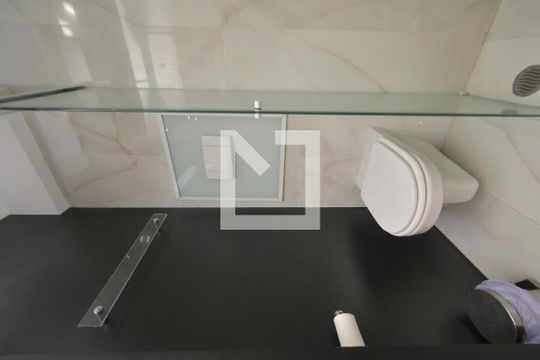 Banheiro de kitnet/studio para alugar com 1 quarto, 35m² em Bela Vista, São Paulo