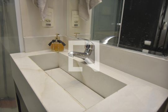 Banheiro de kitnet/studio para alugar com 1 quarto, 35m² em Bela Vista, São Paulo