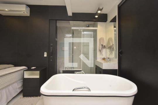 Banheiro de kitnet/studio para alugar com 1 quarto, 35m² em Bela Vista, São Paulo