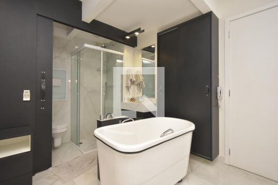 Banheiro de kitnet/studio para alugar com 1 quarto, 35m² em Bela Vista, São Paulo