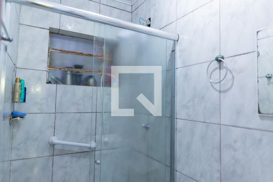 Banheiro de casa de condomínio à venda com 2 quartos, 65m² em São José, Porto Alegre