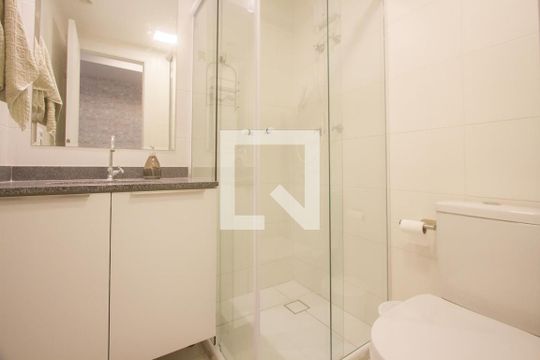 Banheiro de apartamento para alugar com 1 quarto, 25m² em Santo Amaro, São Paulo