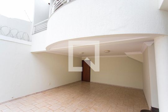 Garagem de casa para alugar com 4 quartos, 280m² em Morada da Colina, Uberlândia