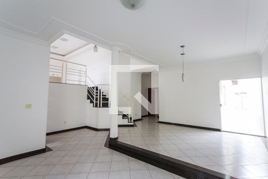 Casa para alugar com 4 quartos, 280m² em Morada da Colina, Uberlândia