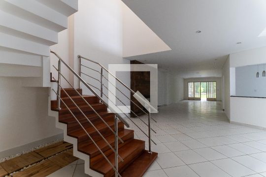 Casa para alugar com 6 quartos, 350m² em Vila Bertioga, São Paulo