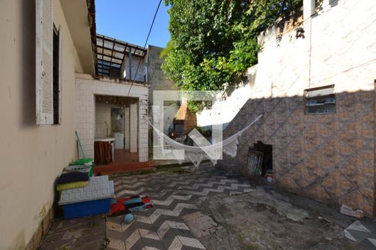 Área Externa de casa à venda com 4 quartos, 100m² em Santo Antônio, Porto Alegre
