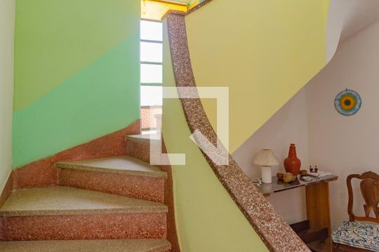 Sala 2- escada de casa para alugar com 8 quartos, 400m² em Barbalho, Salvador
