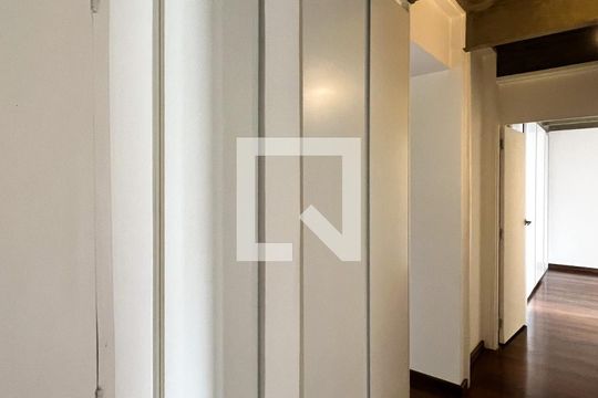 Corredor de apartamento à venda com 3 quartos, 147m² em Jardim Paulista, São Paulo