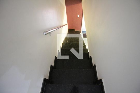 Escada de casa à venda com 2 quartos, 120m² em Jardim Leblon, Belo Horizonte