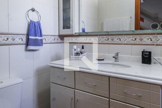 Banheiro de casa à venda com 3 quartos, 225m² em Jardim Itu, Porto Alegre