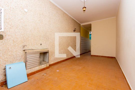 Garagem de casa para alugar com 4 quartos, 122m² em Vila Canero, São Paulo