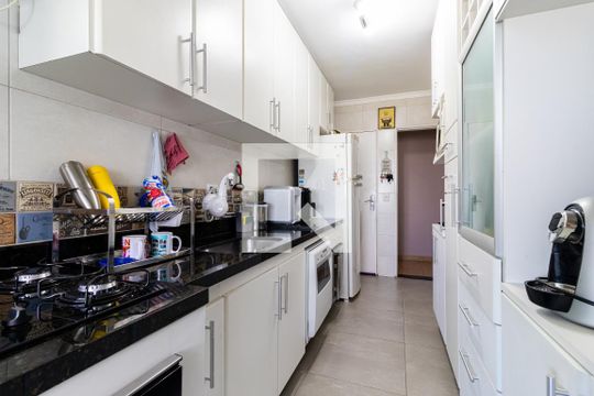 Cozinha de apartamento à venda com 3 quartos, 80m² em Jardim Itapeva, São Paulo