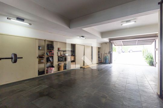 Garagem de casa para alugar com 5 quartos, 400m² em Jardim das Vertentes, São Paulo