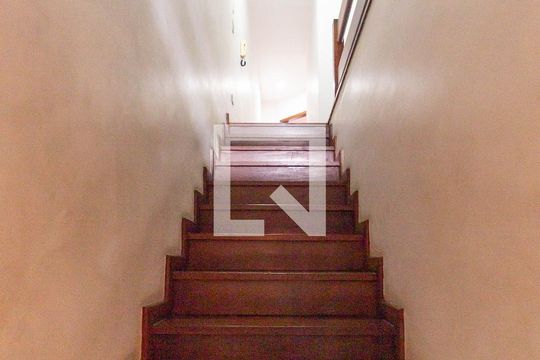 Escada de casa para alugar com 5 quartos, 400m² em Jardim das Vertentes, São Paulo