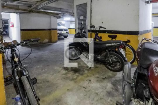 Garagem de kitnet/studio à venda com 1 quarto, 33m² em Aclimação, São Paulo