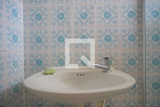 Banheiro de apartamento à venda com 2 quartos, 55m² em Humaitá, Porto Alegre
