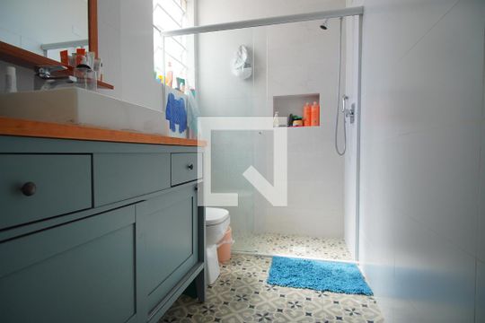 Banheiro de apartamento à venda com 3 quartos, 90m² em São Geraldo, Porto Alegre