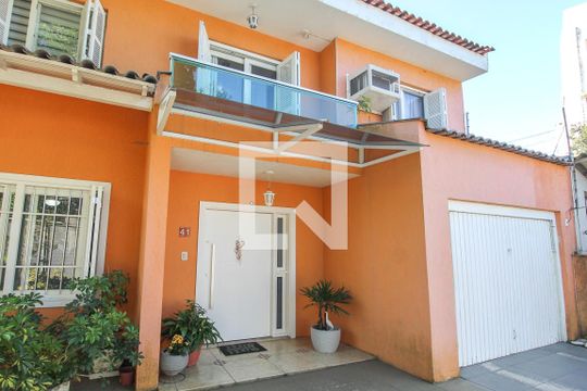 Fachada de casa à venda com 4 quartos, 225m² em Passo das Pedras, Porto Alegre