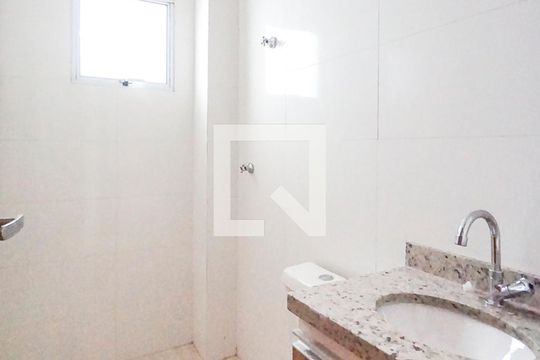 Banheiro social de apartamento para alugar com 2 quartos, 42m² em Vila Esperança, São Paulo